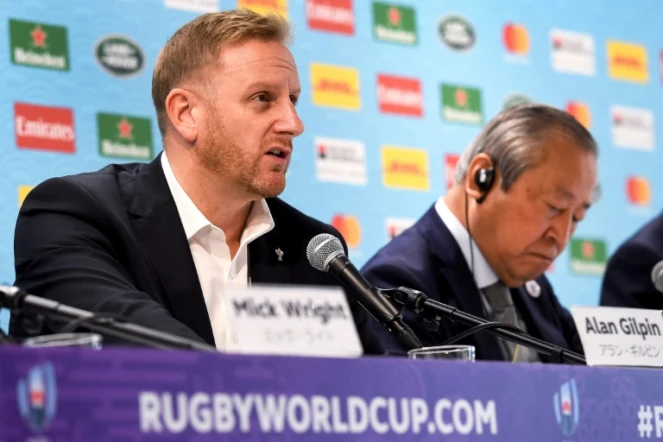 Le directeur de la Coupe du monde 2019, Alan Gilpin (g), lors de l'annonce des matches annulés à cause du typhon Hagibis, à Tokyo, le 10 octobre 2019