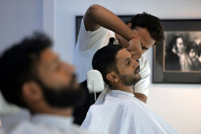 Dans le salon de beauté Men's à Islamabad, le 10 octobre 2017