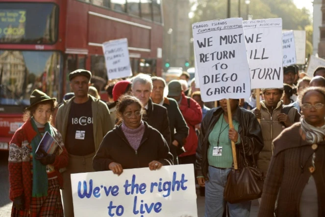 Des anciens habitants des Chagos et leurs descendants manifestent devant le Parlement à Londres, le 22 octobre 2008