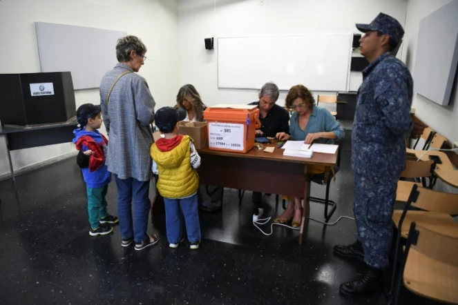 Electeurs dans un bureau de vote à Montevideo, jour de l'élection présidentielle, le  24 novembre 2019