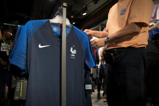 Un maillot de l'équipe de France à la vente dans une boutique des Champs-Elysées, le 11 juillet 2018 