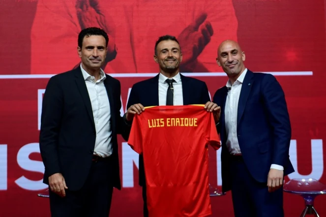 Le nouveau sélectionneur Luis Enrique présenté par le président de la RFEF Luis Rubiales et son directeur sportif Jose Francisco Molina à Las Rozas de Madrid, le 19 juillet 2018