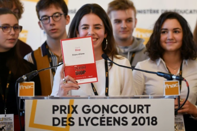 La présidente du jury du prix Concourt des lycéens, Zoé Albaladejo, présente le roman "Frère d'âme" de David Diop qui a été récompensé, à Rennes, le 15 novembre 2018