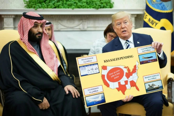 Donald Trump brandit un tableau montrant les ventes d'armes à l'Arabie saoudite lors de sa rencontre avec le prince héritier saoudien Mohammed ben Salmane 