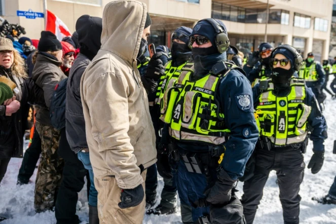 Intervention de la police après trois semaines de blocage par des manifestants anti-mesures sanitaires des rues d'Ottawa, le 18 février 2022