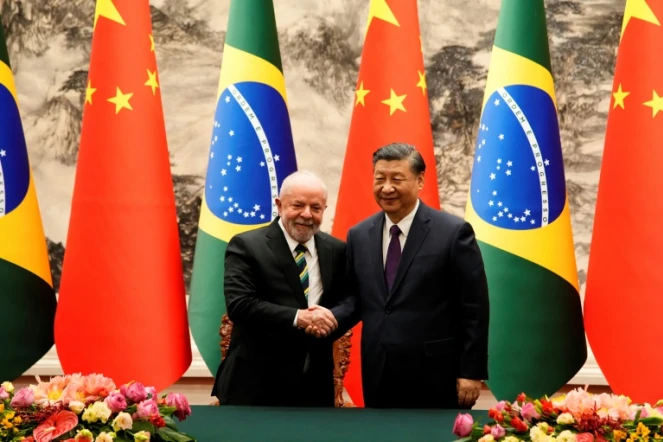 Le président chinois Xi Jinping et son homologue brésilien Luiz Inacio Lula da Silva (g) au Palais du Peuple à Pékin, le 14 avril 2023
