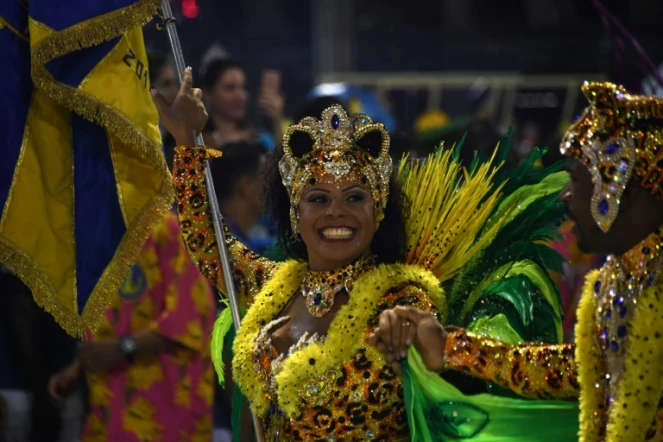 Une danseuse d'une école de samba danse lors du carnaval de Rio de Janeiro le 26 février 2017