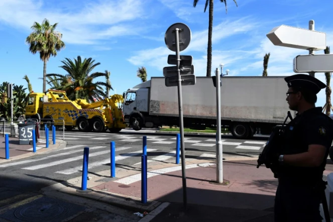 Le camion utilisé par Mohamed Lahouaiej-Bouhlel pour commettre l'attentat est évacué de la Promenade des Anglais, le 15 juillet 2016 à Nice
