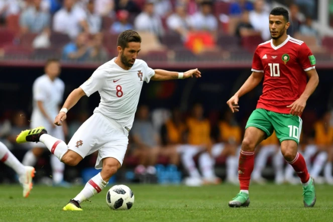 Le milieu du Portugal Joao Moutinho dégage le ballon face au Marocain Younes Belhanda, le 20 juin 2018 à Moscou 