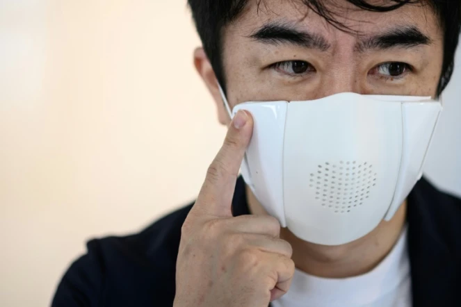 Taisuke Ono, le PDG de la start-up Donut Robotics, porte le masque "C-face" lors d'une interview avec l'AFP, le 29 septembre 2020 à Tokyo