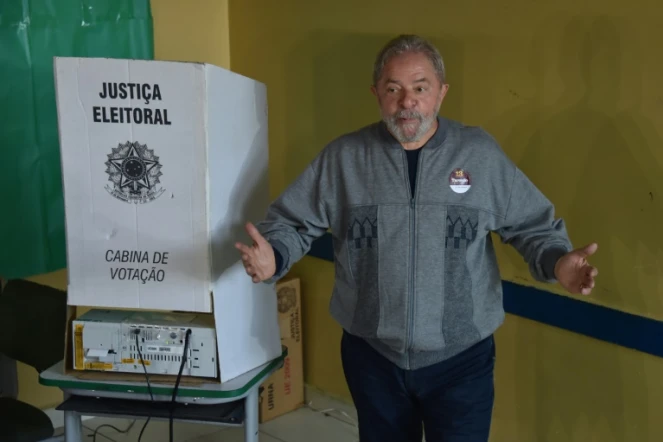 L'ex-président Luiz Inacio Lula da Silva du parti des Travailleurs (PT, gauche) quitte son bureau électoral après avoir voté pour les élections municipales à Sao Bernardo do Campo, 25 km au sud de Sao Paulo, Brésil, le 2 octobre 2016