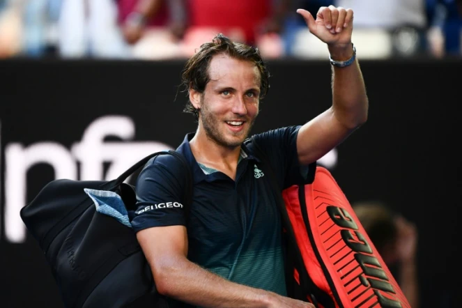 Le Français Lucas Pouille salue les supporters après sa victoire face au Canadien Raonic en quarts de finale de l'Open d'Australie, le 23 janvier 2019 à Melbourne