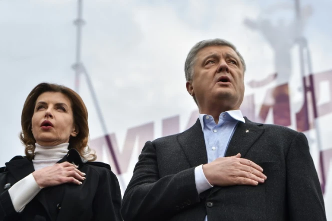 Petro Porochenko et sa femme Maryna, lors de l'hymne national avant le grand débat face à son rival, le 19 avril 2019 deux jours avant le second tour de l'élection présidentielle