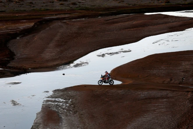 Un motard lors d'une étape du Dakar-2016 entre Uyuni en Bolivie et Salta en Argentine, le 9 janvier 2016