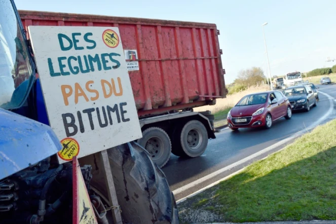Un tracteur d'opposants au projet d'aéroport de Notre-dame-des-Landes sur une route qui mène à Nantes, le 12 janvier 2016