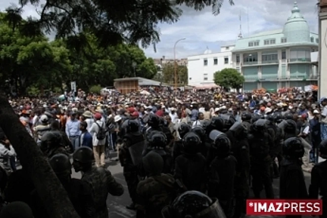 Samedi 7 Fevrier 2009

Antanarivo la police à tiré dans la foules provoquant des dizaines de morts

Photo Fidisoa Ram