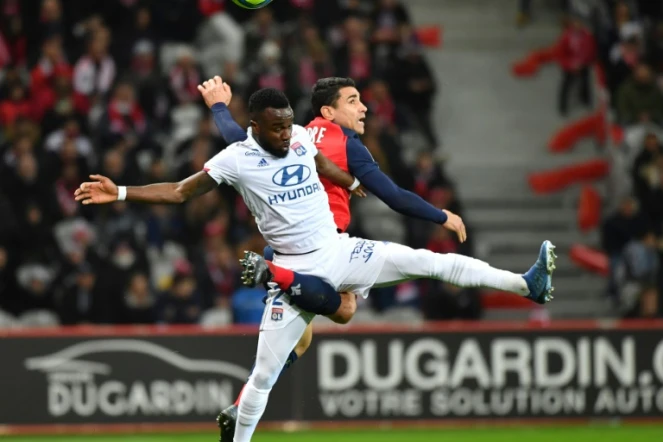 L'attaquant ivoirien de Lyon Maxwell Cornet (en blanc) contre Lyon en Ligue 1 le 8 mars 2020 au stade Pierre-Mauroy à Villeneuve-d'Ascq