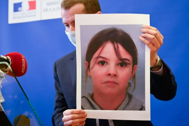 Le procureur d'Epinal Nicolas Heitz tient un portrait de la petite Mia, 8 ans, le 14 avril 2021 à Epinal