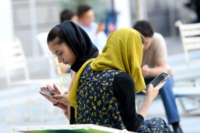 Des Afghanes consultent leurs smartphones à Shengjin, le 11 septembre 2021 en Albanie
