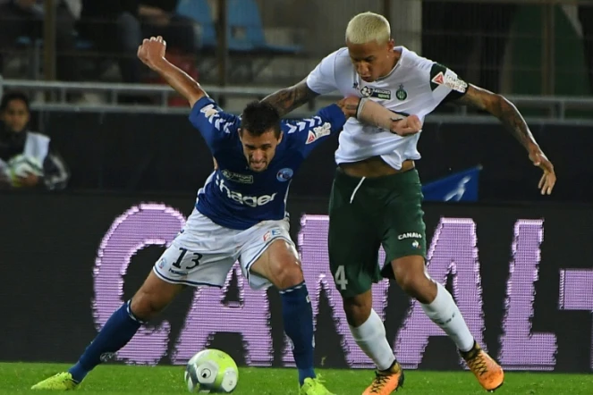 L'attaquant de Strasbourg, Jeremy Blayac (à g.) et le défenseur de Saint-Etienne, Léo Lacroix (à dr.) pendant le match de Coupe de la Ligue, le 25 octobre 2017 au stade de la Meinau à Strasbourg
