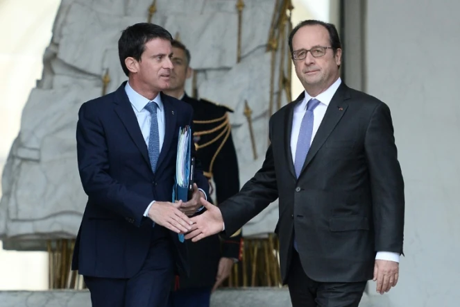 Manuel Valls et François Hollande sur le perron de l'Elysée le 2 novembre 2016 à Paris