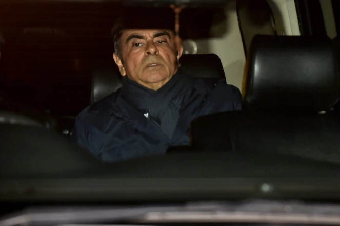 Carlos Ghosn, à bord d'une voiture, à la sortie des bureaux de son avocat, le 3 avril 2019 à Tokyo