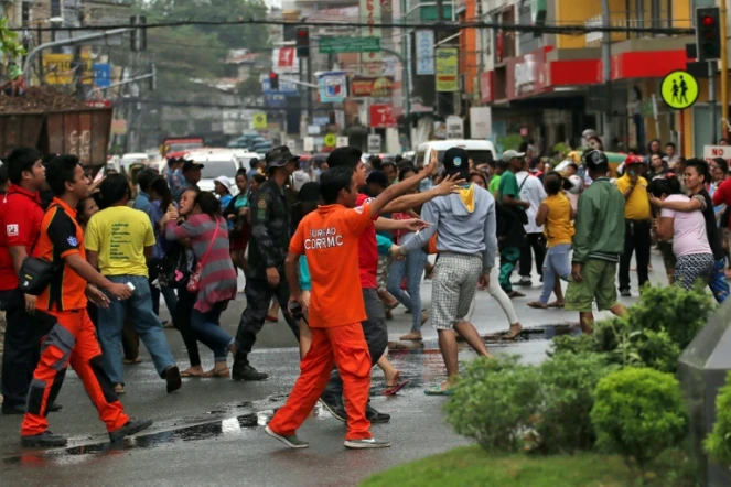 Des habitants dans les rues après un séisme à Mindanao en février 2017 aux Philippines