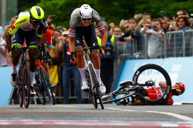 Le Néerlandais Mathieu Van der Poel (c) remporte au sprint la 1re étape du Giro, devant l'Erythréen Biniam Girmay (g), alors que le l'Australien Caleb Ewan (d) a chuté, le 6 mai 2022 à Visegrad (Hongrie) 