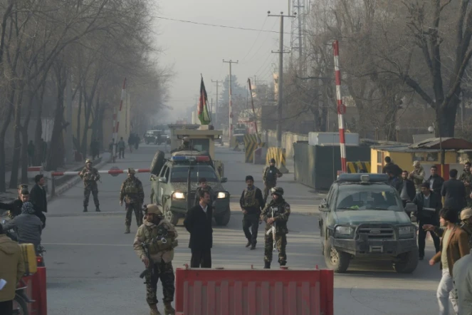 Les forces de sécurité afghanes bloquent une route près du site d'un attentat suicide, le 25 décembre 2017 à Kaboul
