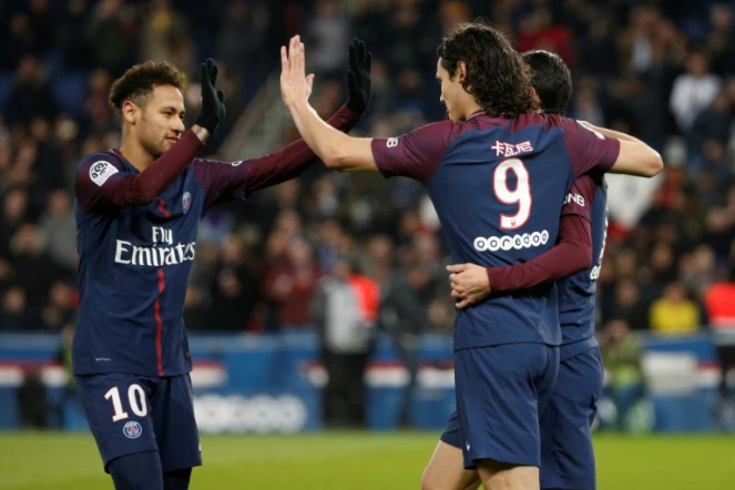 Paris, porté par le doublé d'Edinson Cavani félicité par Neymar Jr également buteur, a dominé Strasbourg au Parc des Princes, le 17 février 2018 