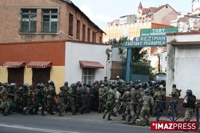 Lundi 16 février 2009 - Antananarivo  (Madagascar)

Des échauffourées opposent les forces de l'ordre aux partisans d'Andry Rajoelina qui tentent d'investir les ministères