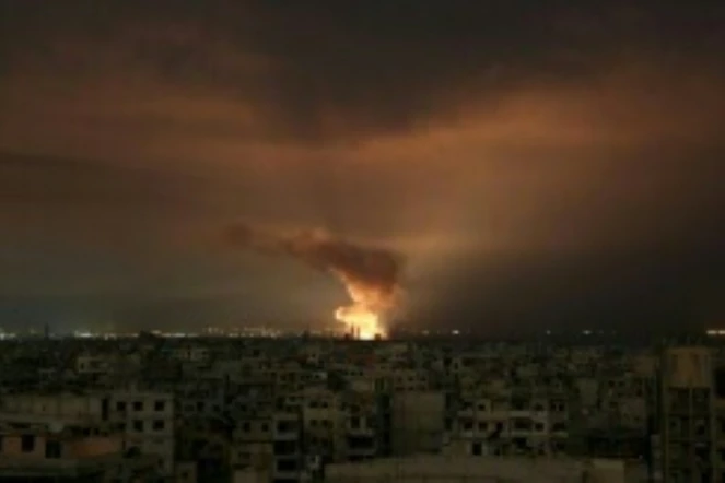 Des explosions nocturnes dans le fief rebelle de la Ghouta orientale après des frappes du régime tard le 23 février 2018