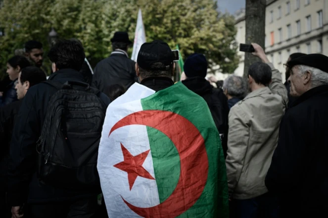 Un homme arbore le drapeau algérien lors d'une manifestation à Alger, le 24 octobre 2019