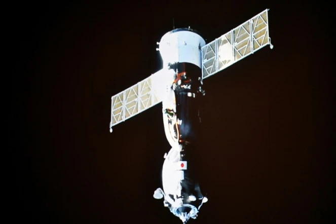 Vue, sur un écran de contrôle,  du vaisseau spatial Soyouz MS-20 après s'être désamarré de la Station spatiale internationale (ISS), dans la nuit du 19 au 20 décembre 2021