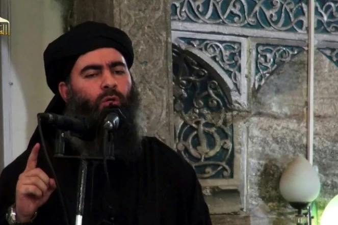 Capture d'écran d'une vidéo de propagande diffusée le 5 juillet 2014 lors d'une adresse présumée du chef du groupe Etat islamique (EI), Abou Bakr al-Baghdadi, dans une mosquée de Mossoul, dans  le nord de l'Irak