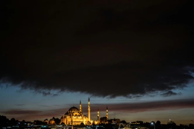 Vue en date du 25 octobre 2016 de la mosquée Suleymaniye illuminée à Istanbul