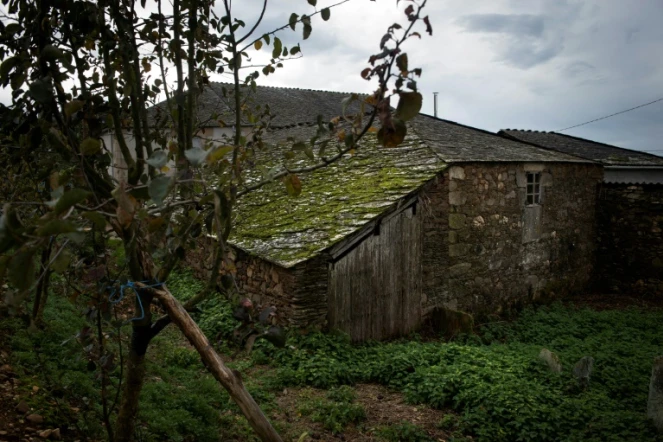 Photo prise le 26 novembre 2016 de la maison du père de Fidel Castro, petite bâtisse en pierre avec le toit en pente des habitations de cette région très rurale de Galice, est située à Lancara, à cinq heures de route de Madrid.