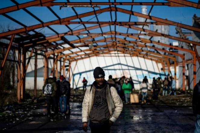 Des migrants dans une imprimerie abandonnée à Sid, en Serbie, près de la frontière croate, le 7 décembre 2017