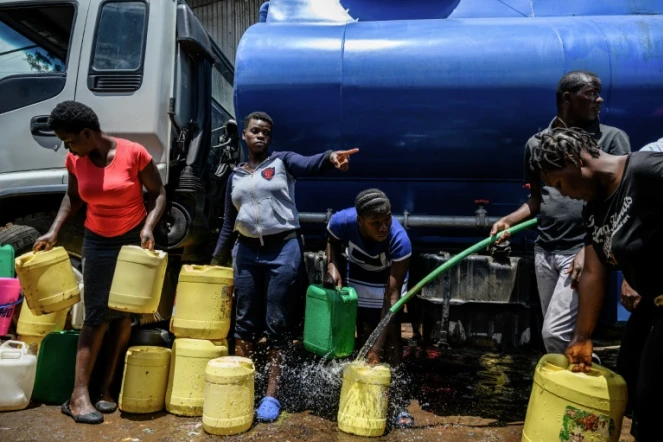 Distribution d'eau dans le bidonville de Kibera à Nairobi le 7 avril 2020