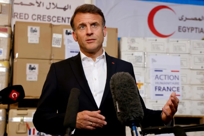 Le président français Emmanuel Macron prononce un discours devant l'aide humanitaire destinée à Gaza, à l'entrepôt du Croissant-Rouge égyptien à Arish, ville du nord-est de l'Égypte, à environ 55 kilomètres à l'ouest de la frontière avec la bande de Gaza, le 8 avril 2025