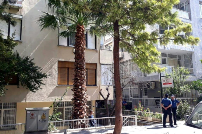 Des policiers devant l'appartement du pasteur Brunson, où il est assigné à résidence, le 27 juillet 2018 à Izmir