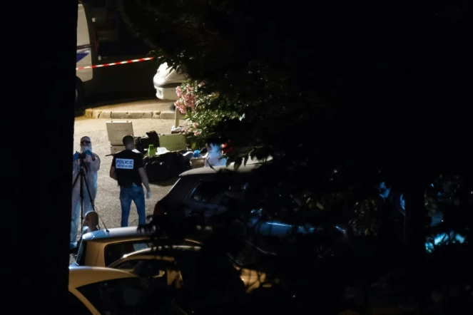 Des policiers examinent une scène de crime à Marseille, le 25 juin 2016