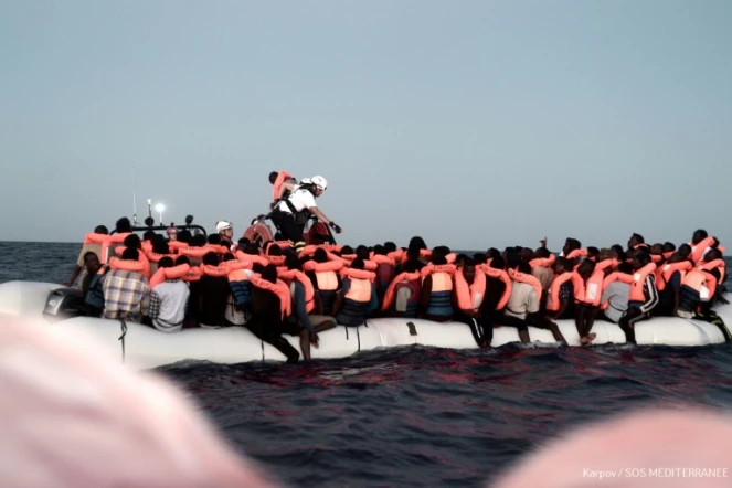 Des migrants secours par les équipes de l'ONG SOS Méditerannée, avant d'être embarqués sur le navire Aquarius, le 9 juin 2018