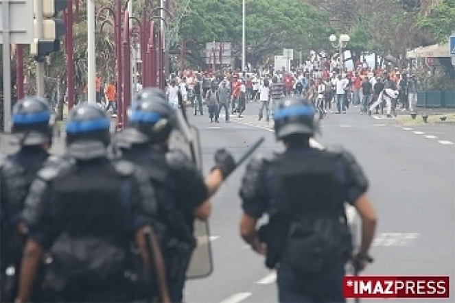 Affrontements avec les forces de police, caillassage et gêne de la circulation étaient à déplorer en cours d'après midi entre le Barachois et le Chaudron