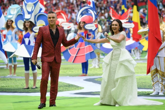 Le chanteur anglais Robbie Williams et la soprano russe Aida Garifullina se produisent pendant la cérémonie d'ouverture de la Coupe du monde, le 14 juin 2018 à Moscou