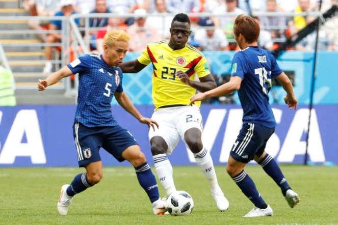 Le défenseur de la Colombie, Davinson Sanchez (au c.) entouré des Japonais Yuto Nagatomo et Takashi Inui lors de la Coupe du Monde 2018 à Saransk le 19 juin 2018  