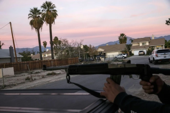 Des officiers de police cherchent des suspects à San Bernardino le 2 décembre 2015