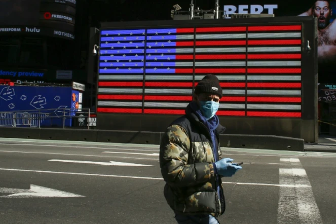 Un homme portant un masque sur Times Square à New York le 22 mars 2020