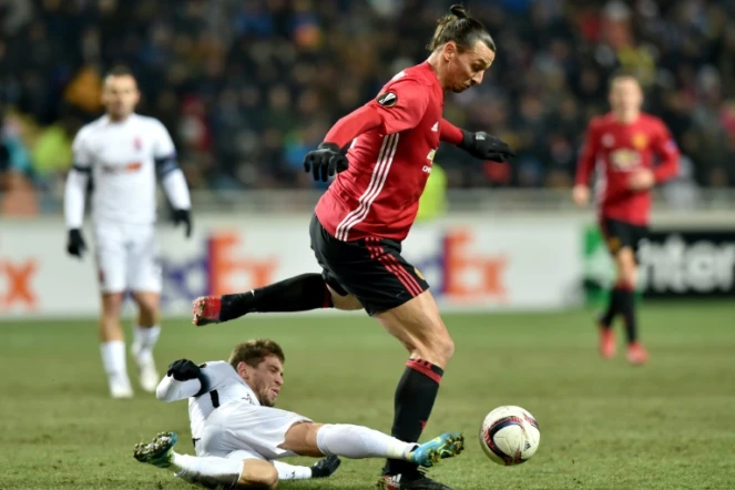 L'attaquant de Manchester United Zlatan Ibrahimovic (d) à la lutte avec le milieu de Louhansk Zeljko Ljubenovic en Europa League, le 8 décembre 2016 à Odessa