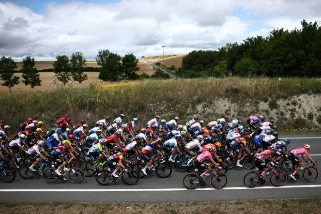 Le peloton du Tour de France sur les routes du Pays basque espagnol, en direction de Saint-Sébastien le 2 juillet 2023 